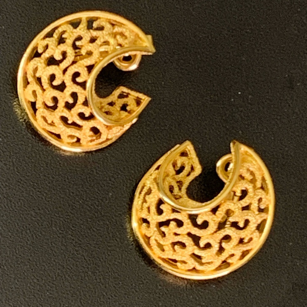 Gorgeous Pair Of Vintage TRIFARI Clip On Earrings